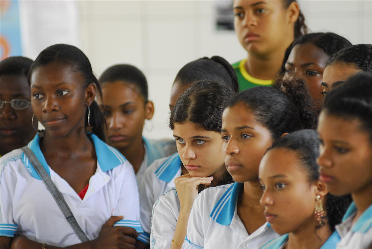 Students watch a drama tackling social issues at a school workshop in the eastern state of Bahia, Brazil (Photo: UNICEF/Claudio Versiani).